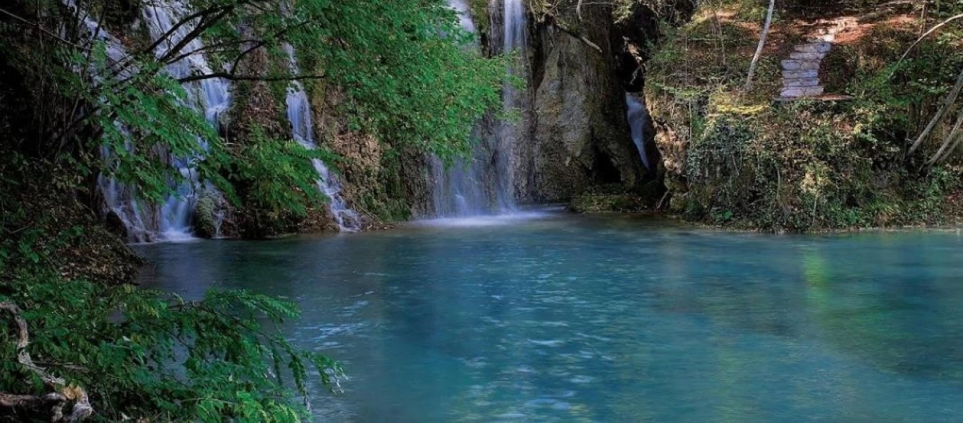 Σκρα: Πού βρίσκεται η κρυφή γαλάζια λίμνη της Ελλάδας (φωτό)